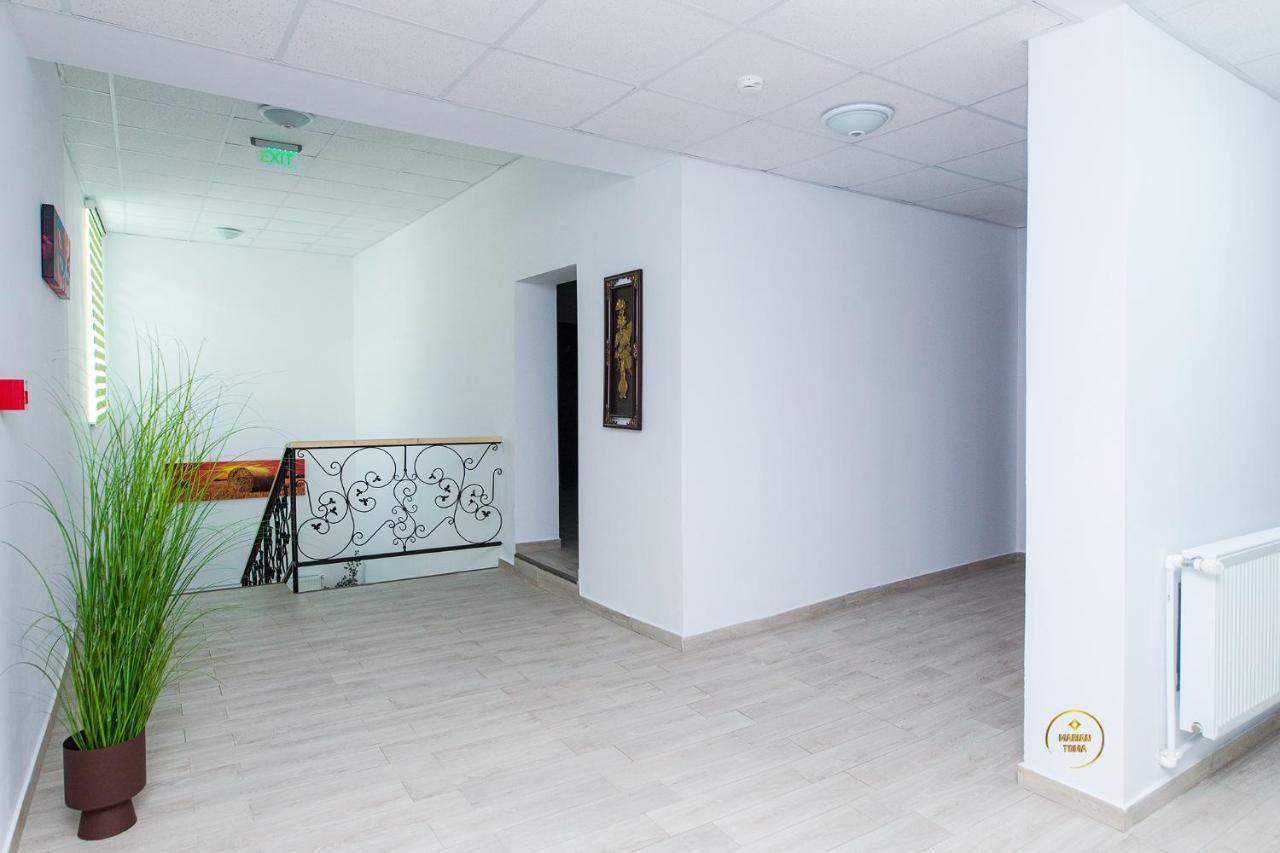Antari Hotel Слатина Екстериор снимка