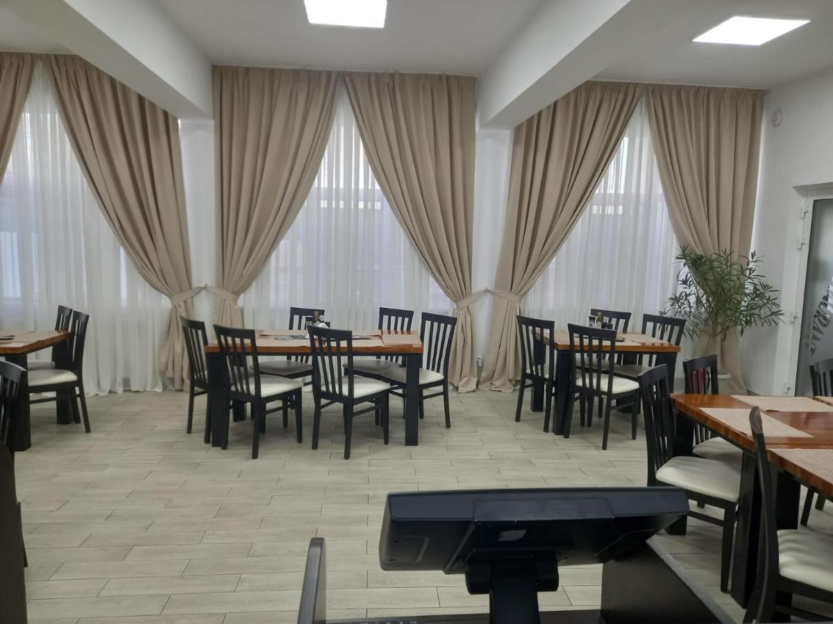 Antari Hotel Слатина Екстериор снимка